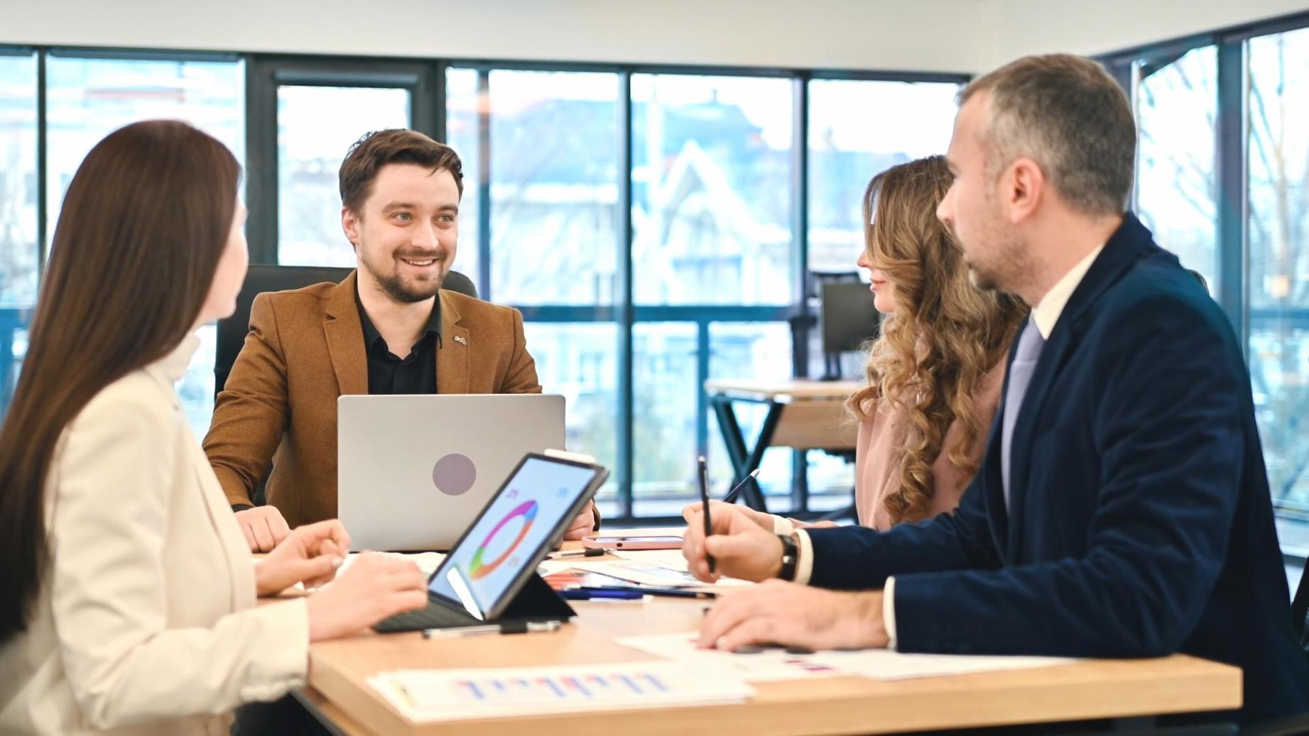 Equipo de lirovenastiq trabajando en consultas de finanzas personales